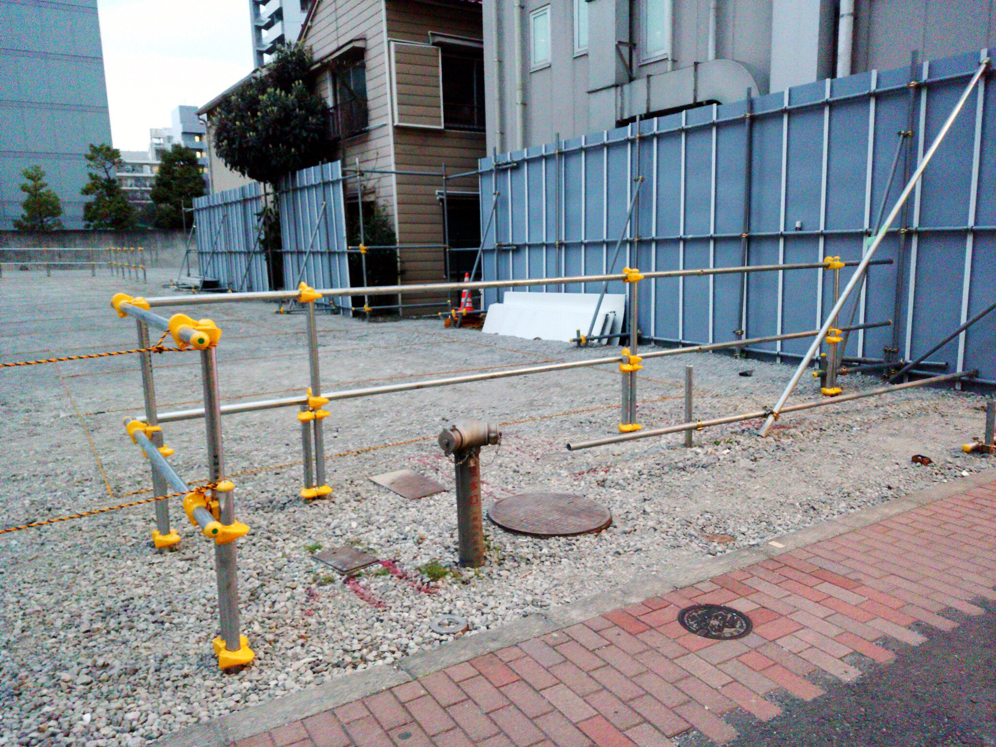 駐車場区分けの為の仕切り柵設置工事